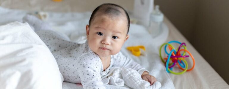 Bé mấy tháng biết lật? Dấu hiệu trẻ sơ sinh sắp biết lật - MarryBaby