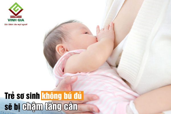 Bé sơ sinh tăng cân chậm có thể do bé bú không đủ