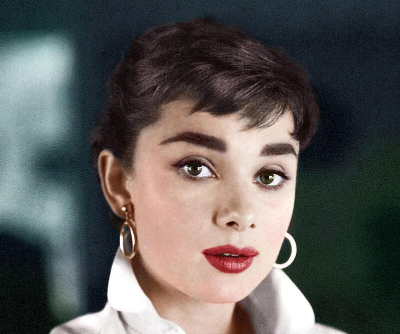 Cặp chân mày rậm huyền thoại của Audrey Hepburn.