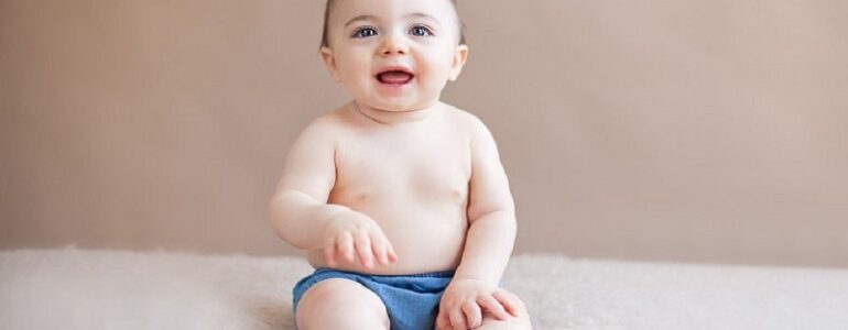 Trẻ mấy tháng biết ngồi? Cách giúp bé ngồi cứng cáp hơn - Huggies