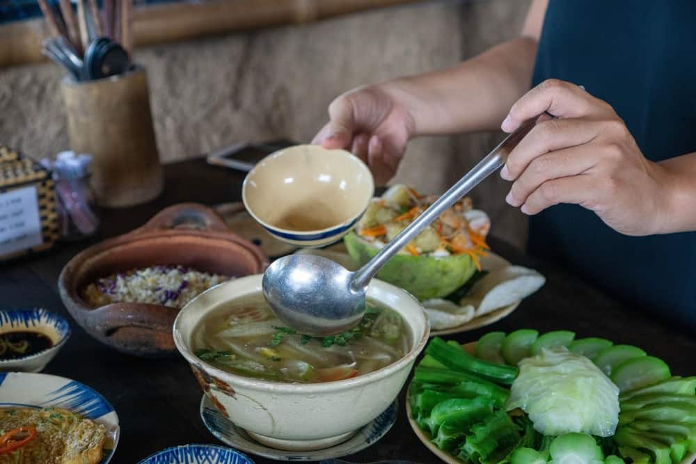 rau tần dày lá nấu canh chua