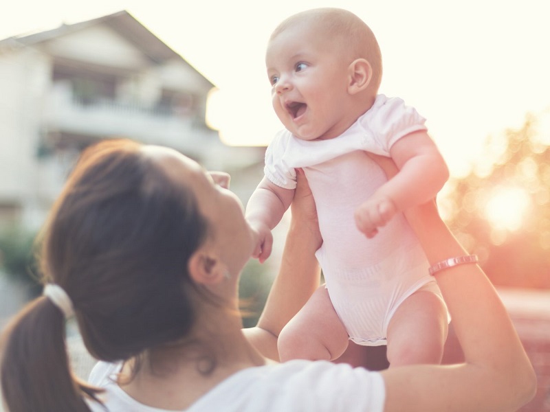 Mẹ nên giữ một tâm lý thoải mái, vui vẻ khi nuôi và chăm con