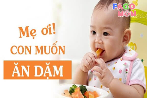 Bé thích thú với thức ăn mà bạn đưa