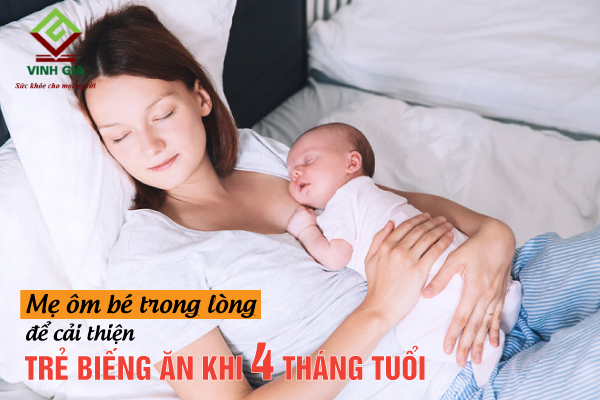 Khi bé 4 tháng biếng ăn mẹ hãy đặt trẻ lên ngực và ôm