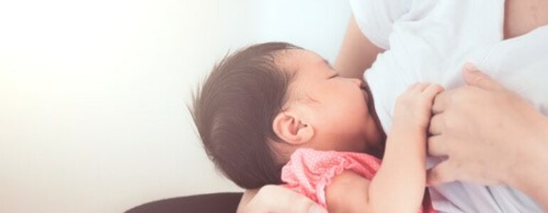 Trẻ sơ sinh lười bú, bú ít: Nguyên nhân và cách xử lí - Huggies