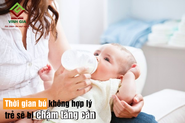 Khoảng cách các cữ ăn của bé không hợp lý khiến bé chậm tăng cân