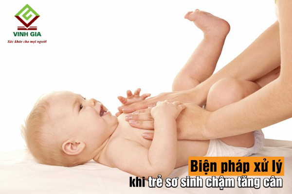 Hướng dẫn mẹ cách xử lý khi trẻ sơ sinh chậm tăng cân