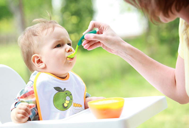 Cho bé ăn những thức ăn dạng lỏng để hạn chế tình trạng đau rát trong khoang miệng